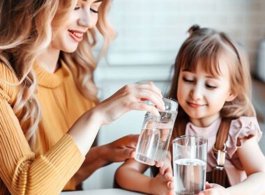 Jak nauczyć dziecko pić wodę