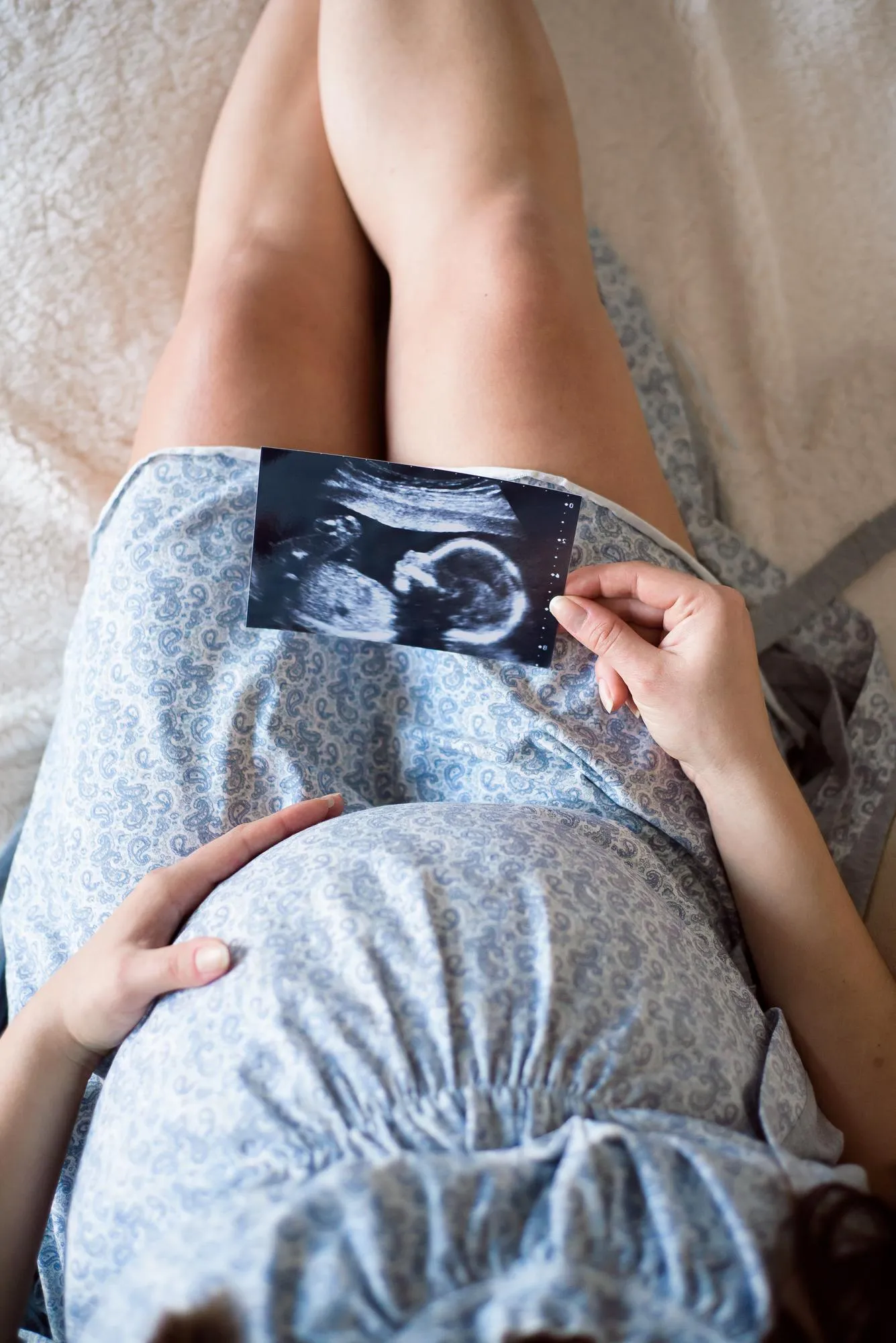 Pregnant woman looking at baby ultrasound scan