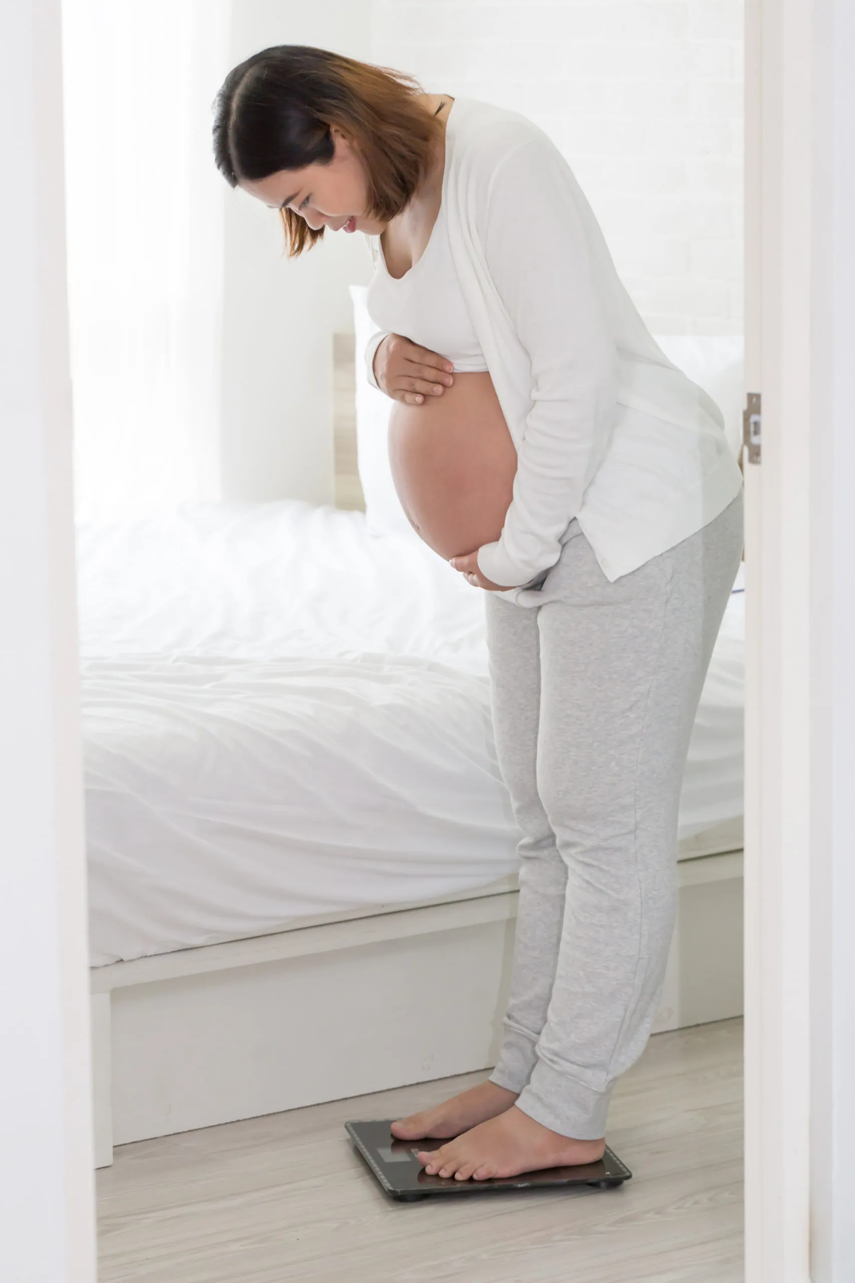 Pregnant women are weighing for weight gain during pregnancy, Eight month