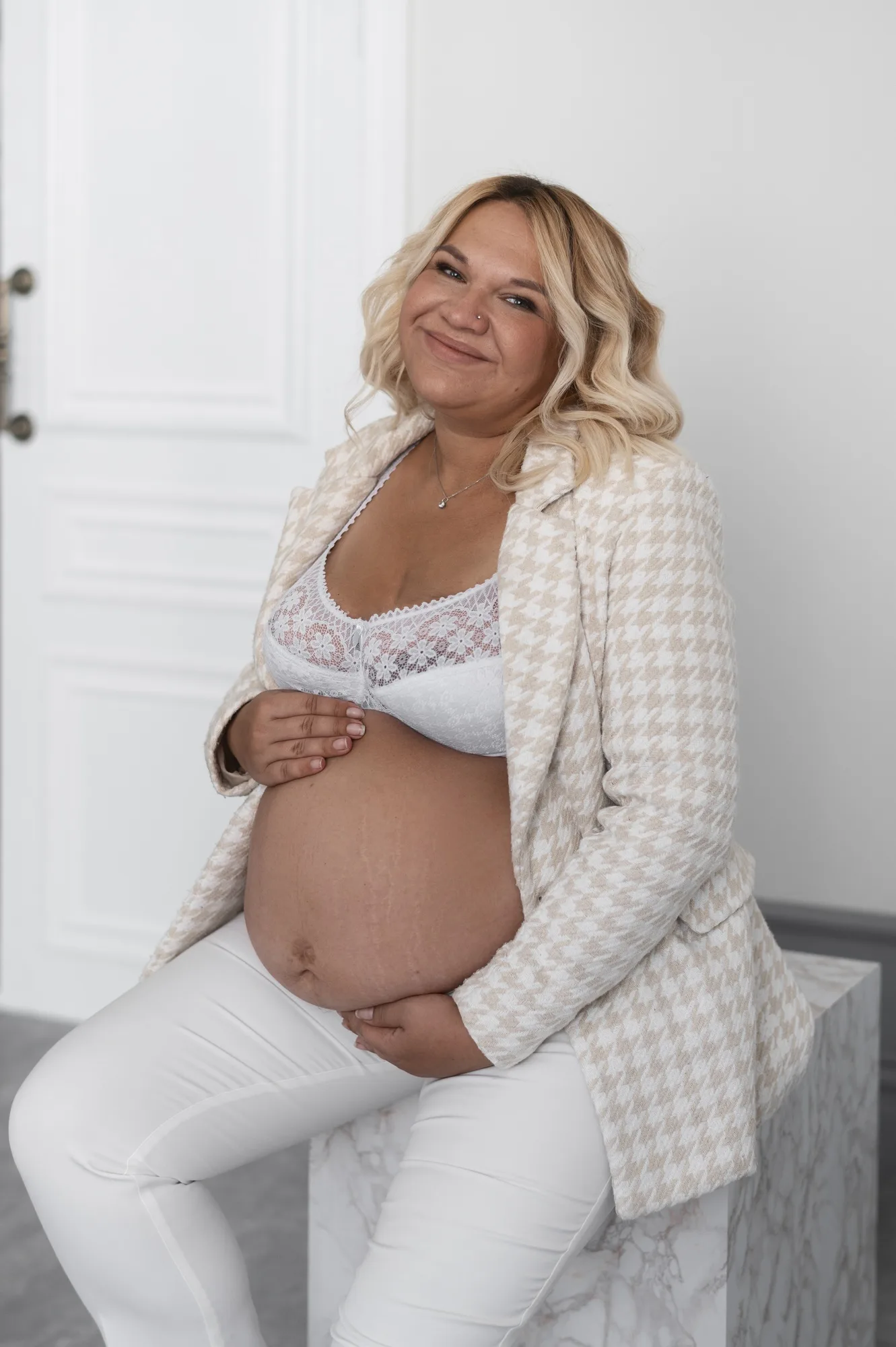 Side view pregnant woman posing in studio
