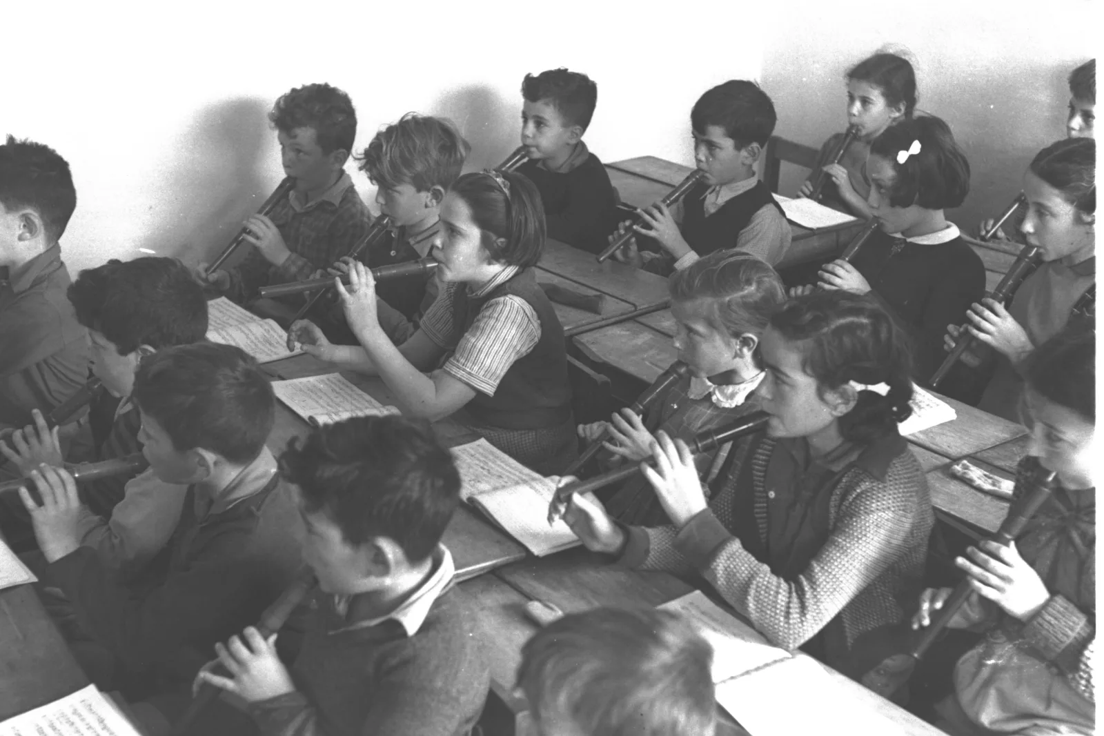 ELEMENTARY SCHOOL CHILDREN DURING A RECORDER LESSON IN THEIR CLASSROOM IN TEL AVIV. שיעור חלילית בבית ספר יסודי בתל אביב.