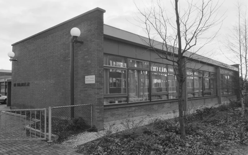 Collectie / Archief : Fotocollectie Anefo Reportage / Serie : [ onbekend ] Beschrijving : Exterieur medisch kinderdagverblijf De Bolderkar in Vlaardingen Datum : 20 december 1988 Locatie : Vlaardingen, Zuid-Holland Trefwoorden : gebouwen, kinderdagverblijven Fotograaf : Croes, Rob C. / Anefo Auteursrechthebbende : Nationaal Archief Materiaalsoort : Negatief (zwart/wit) Nummer archiefinventaris : bekijk toegang 2.24.01.05 Bestanddeelnummer : 934-3781