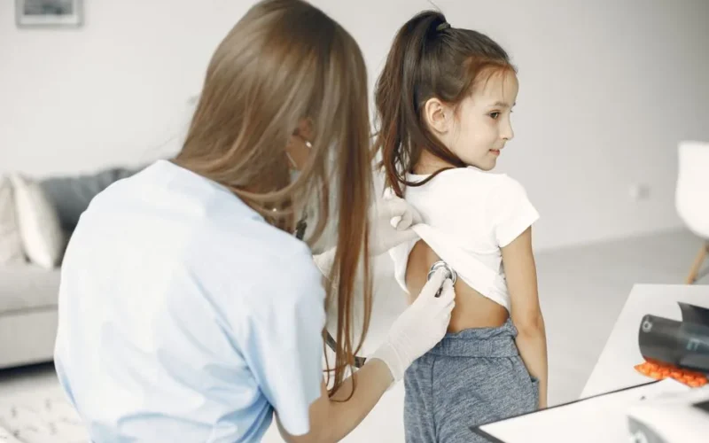 Jak rozpoznać niedobór witaminy B12 u dziecka? Objawy neurologiczne, diagnostyka i suplementacja